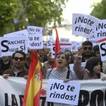 5.000 personas se unen en un acto de apoyo a Sánchez en nombre de la democracia
